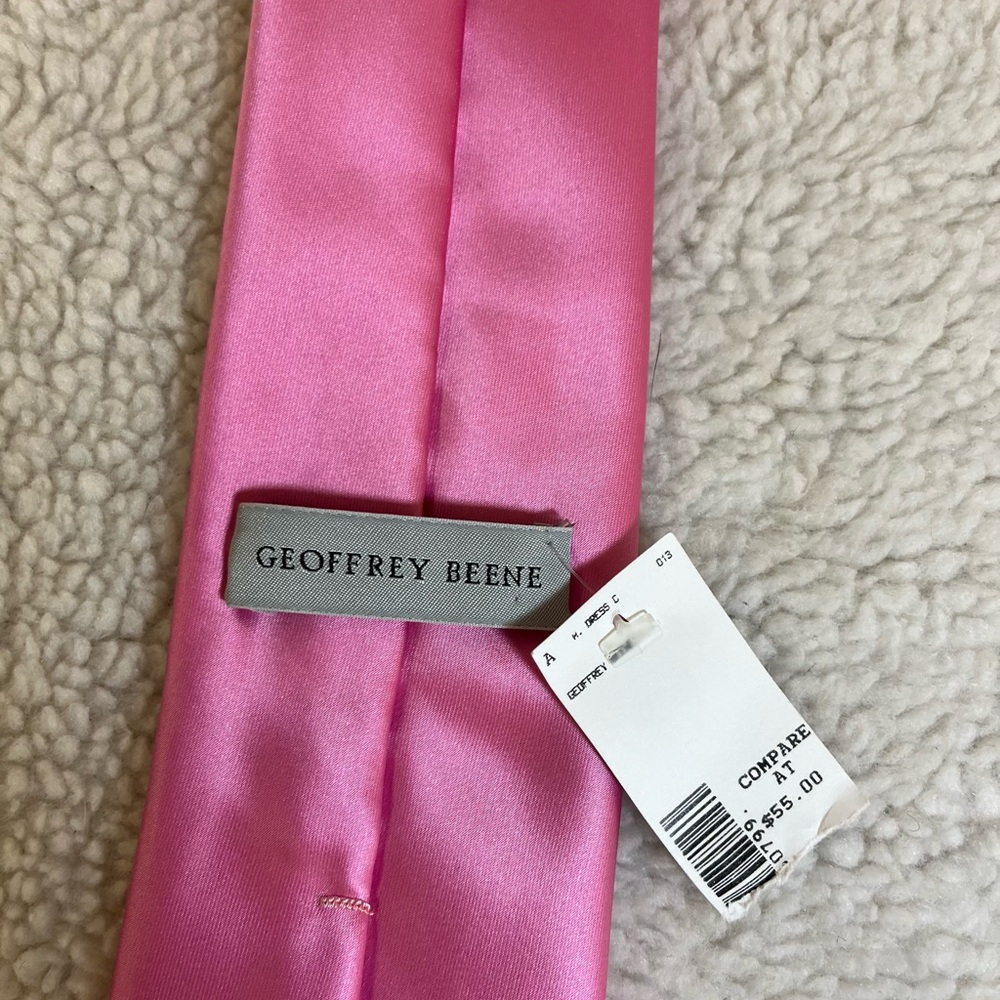 Designer NWT Geoffrey Beene Pink Men’s Tie Formal 100% Polyester NEW MSRP $55